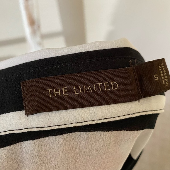 The Limited Black and White Button Up Top - Picture 4 of 4